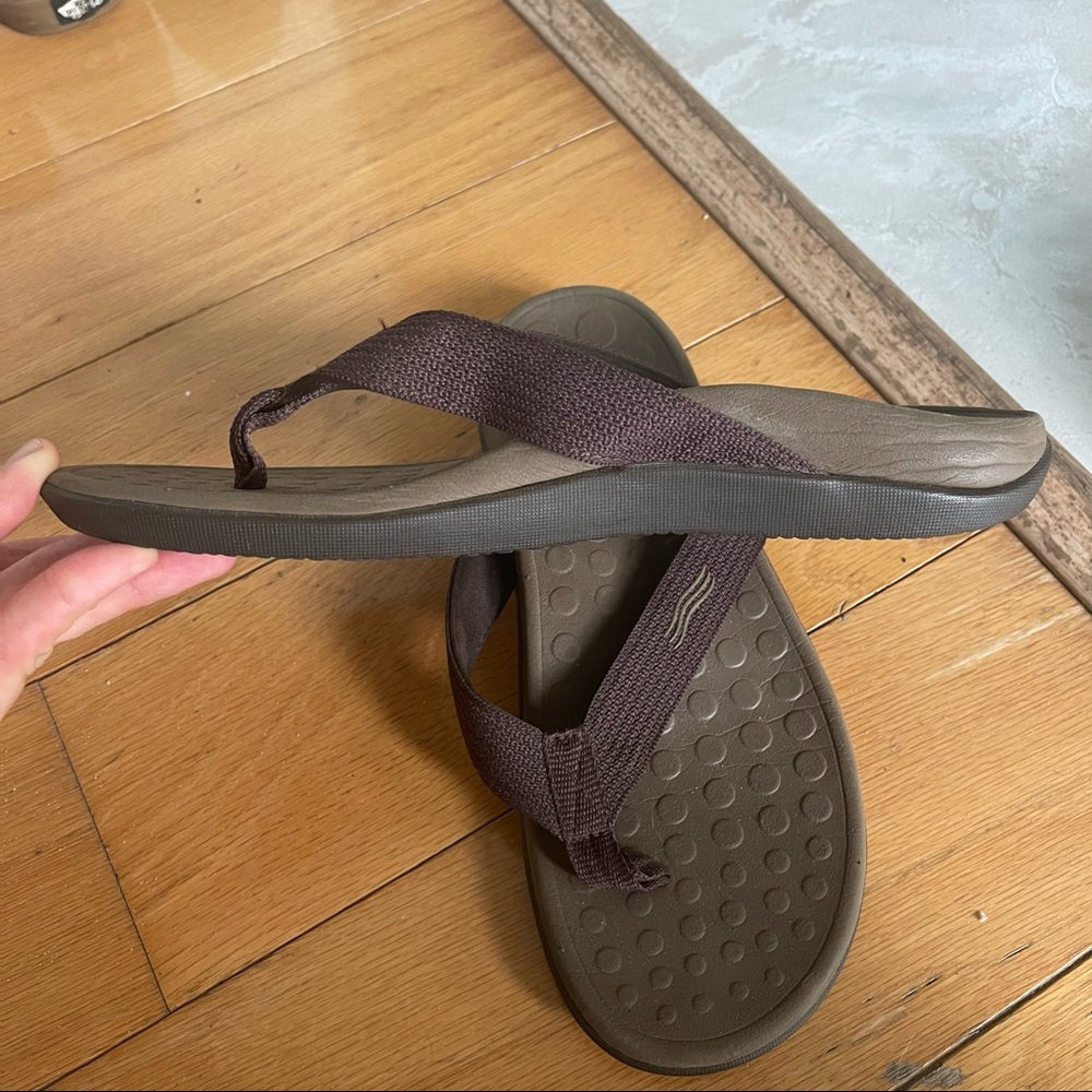 Supportive flip flops (Vionic) - Picture 2 of 3